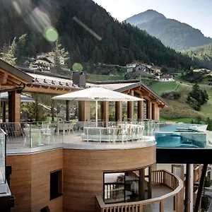 Отель - Alpine . Luxury . Life, Зёльден